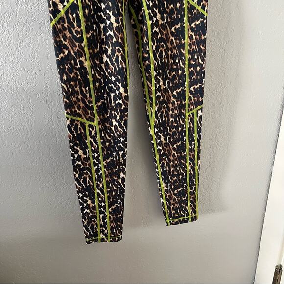 All Access Center Stage High Rise Pocket Leggings in Leopard - Picture 4 of 7